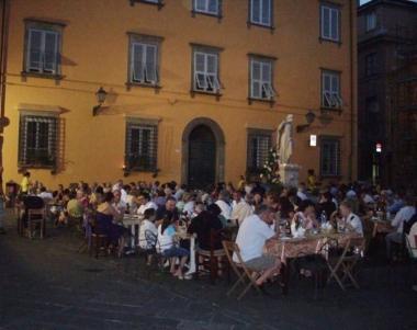Una passata edizione della cena in piazza della Misericordia 