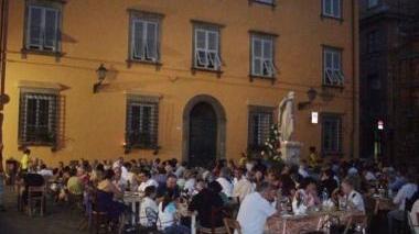 Una passata edizione della cena in piazza della Misericordia