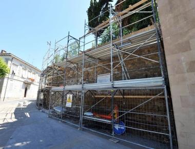 Il cantiere lungo le mura di piazza Gallistru 