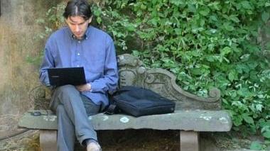 Una ragazza mentre usa il computer