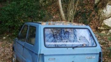 Una Panda abbandonata nel Comune di Camaiore