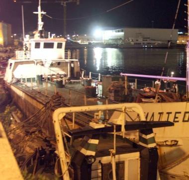 La bettolina andata a fuoco martedì sera