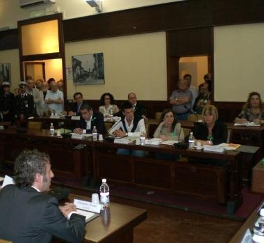 Una seduta del consiglio comunale     