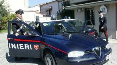 Mette un cartello e lascia i domiciliari