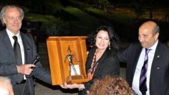 Elena Mannini mentre riceve il premio da Pierfrancesco Bernacchi