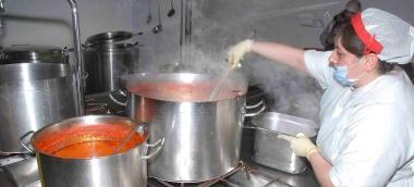 La preparazione dei pasti nella cucina dellospedale del Ceppo 