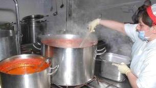 La preparazione dei pasti nella cucina dell’ospedale del Ceppo