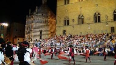 Gli sbandieratori in azione