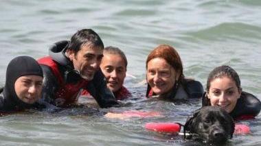 Cani bagnino di pattuglia nel mare a Baratti