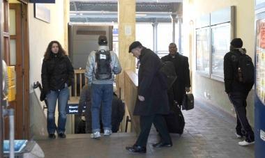 La biglietteria della stazione di Pontedera presa di mira dai ladri e lingresso al sottopasso 