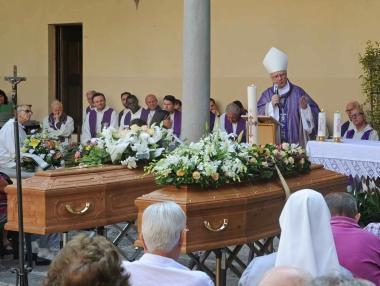 Un momento dei funerali nel chiostro di Badia 