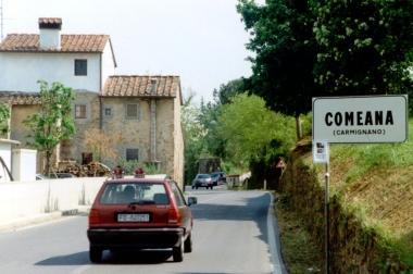 L’ingresso del paese di Comeana