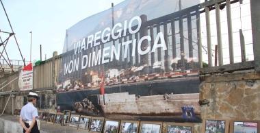 <b>LA PROMESSA.</b> Lo striscione lungo la ferrovia 