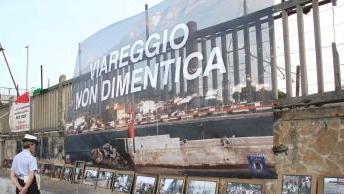 <b>LA PROMESSA.</b> Lo striscione lungo la ferrovia