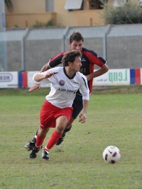 Un'azione di gioco del Cecina calcio