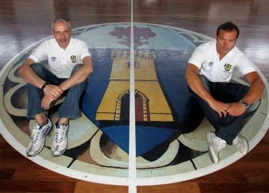 <b>Volti nuovi </b>Il coach Luca Ciaboco e il direttore generale Gianluca Berti sul parquet del palazzetto dello sport di Castello 