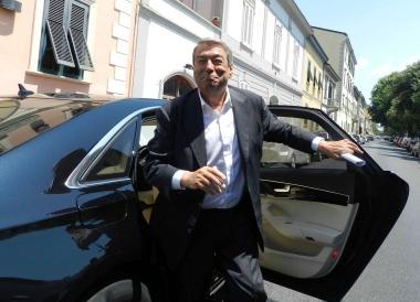 <b>LARRIVO. </b>Aldo Spinelli scende dalla sua auto davanti al ristorante La Barcarola 