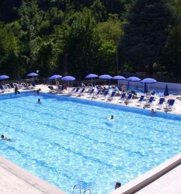 La piscina delle Ginestre a Maresca   