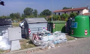 Rifiuti ingombranti abbandonati: una brutta abitudine da perdere visto che ora aumentano gli spazi per smaltirli