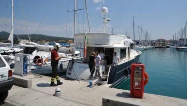 La barca dove è avvenuto l’incidente sul lavoro al porto di Rosignano