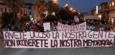 <strong>STRISCIONE.</strong> Una delle tante scritte nel corteo di ieri sera