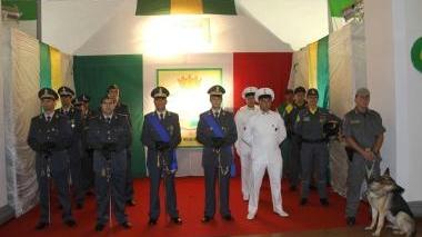 A fianco un momento della cerimonia organizzata ieri per la festa della Guardia di Finanza e qui sopra alcuni dei militari a cui sono stati consegnati i riconoscimenti