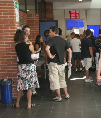 A sinistra, giovani al lavoro Sotto, Ambra Giorgi  