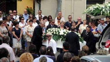 <strong>FIORI BIANCHI.</strong> La chiesa adornata come per le nozze