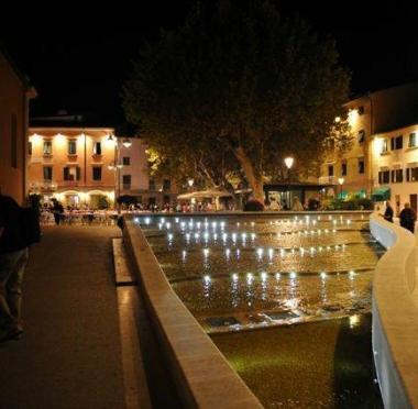 Uno scorcio notturno della piazza di Casciana Terme   