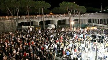 <strong>MAREA UMANA.</strong> La folla nel piazzale della Pam A sinistra: i familiari di Rosario Campo