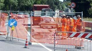 Il cantiere all’altezza della rotatoria delle Terre Rosse e la lunga fila di auto che si è creata lungo la corsia di uscita da Piombino