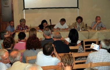 La giunta durante lincontro alla Rocca con i residenti 