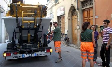 La raccolta dei bidoni col camion di Publiambiente in via Ridolfi 