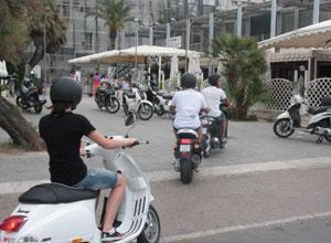 Catene sulle piazzette del lungomare contro i motorini