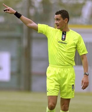 Larbitro Riccardo Pinzani durante una partita 