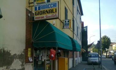 <b>LA MANIFESTAZIONE. </b>Striscioni e zainetti appesi a porte e vetrine 