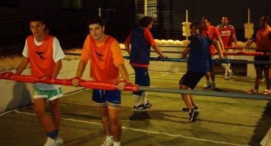 Una partita di calciobalilla umano 