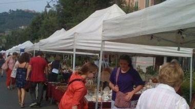 Le bancarelle in viale Verdi