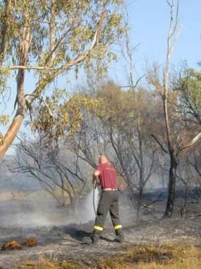 Un vigile del fuoco impegnato nello spegnimento di un incendio 