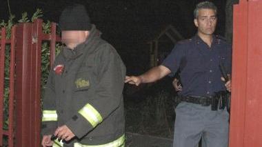 Il presunto pedofilo viene fatto allontanare vestito da pompiere