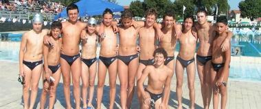 Foto di gruppo per i bravi nuotatori dellAzzurra Nuoto Prato 
