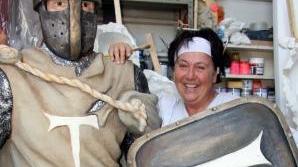 Marzia Etna con una delle sculture in mostra a Lucca