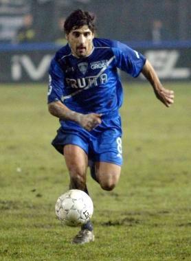 Sopra il terzino Riccardo Bonetto in azione con la maglia dellEmpoli nel gennaio del 2006 Una delle sue ultime apparizioni in azzurro 
