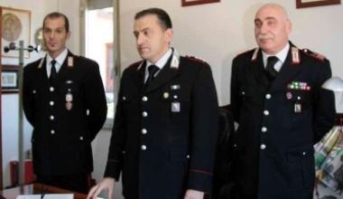 Al centro, il comandante della compagnia dei carabinieri di Castelnuovo Donato Manca 