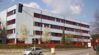 A sinistra la scuola media Salvemini-La Pira in basso pannelli solari