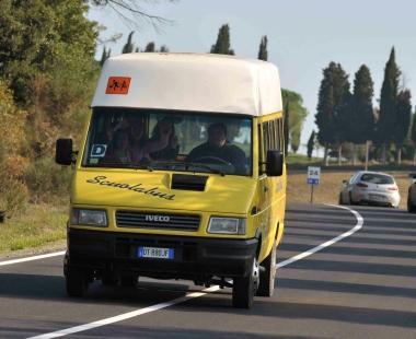 Uno scuolabus durante il servizio scolastico  
