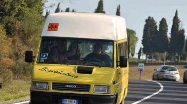 Uno scuolabus durante il servizio scolastico