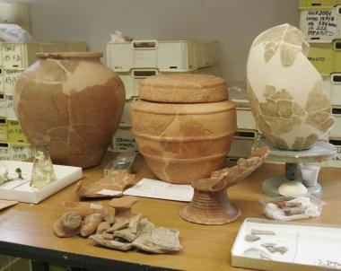 Alcuni dei reperti etruschi ritrovati negli scavi di Gonfienti 