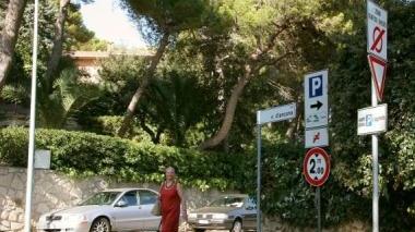 Parcheggi a Castiglioncello e cartelli della vecchia Ztl