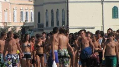 Una folla di ragazzi davanti ai Pancaldi per i gavettoni di Ferragosto